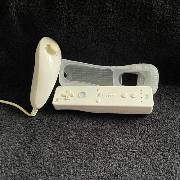 Nintendo White Wii Controller Set with MotionPlus used - Picture 4 of 9